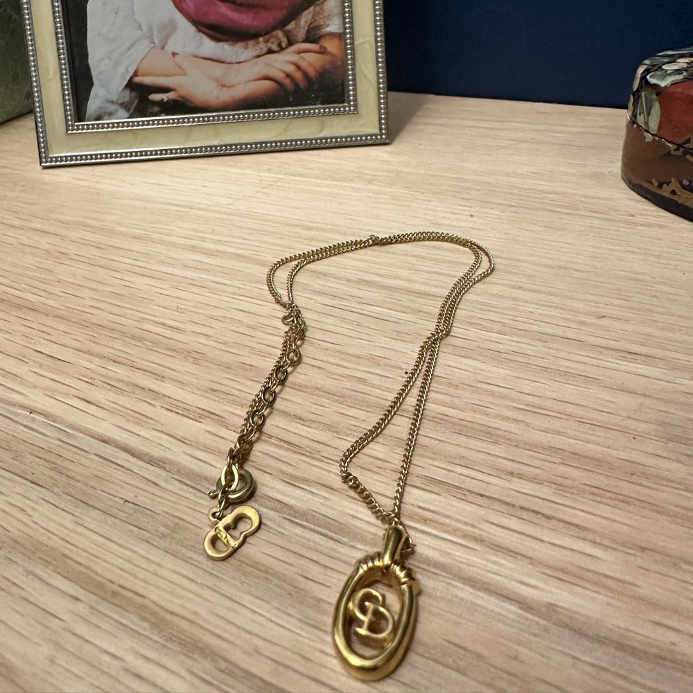 Christian Dior Vintage Gold Plated Oval CD Logo Pendant Necklace - Picture 6 of 6